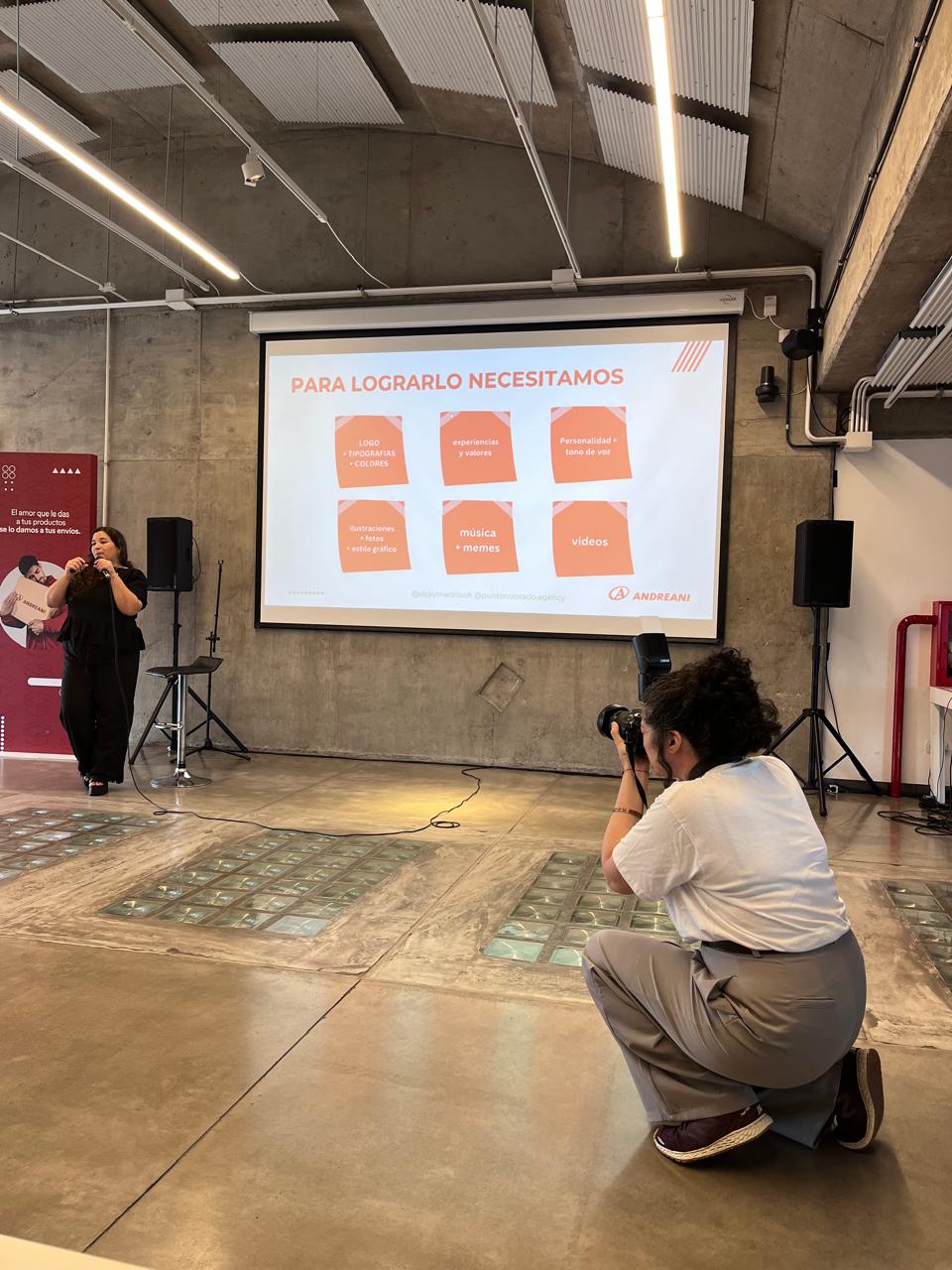 Thríz fotografiando una presentación